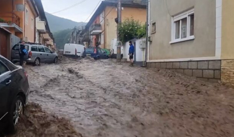 Inundații de proporții pe străzile din orașul Reșița. Mai multe mașini au fost luate de ape