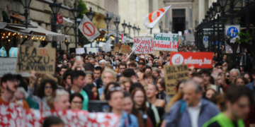 Poliţia a tras cu gaze lacrimogene în adolescenţi care protestau faţă de reformele lui Viktor Orban în domeniul educaţiei