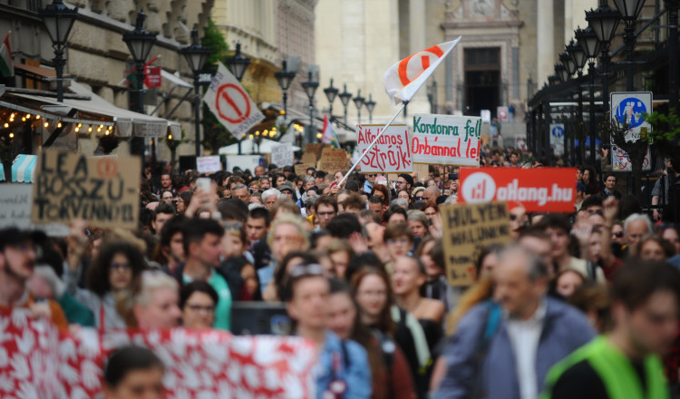 Poliţia a tras cu gaze lacrimogene în adolescenţi care protestau faţă de reformele lui Viktor Orban în domeniul educaţiei