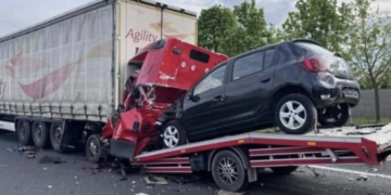 Moarte cumplită pentru un șofer român pe M1, în Ungaria. A murit strivit în cabina autoutilitarei pe care o conducea
