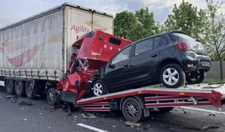 Moarte cumplită pentru un șofer român pe M1, în Ungaria. A murit strivit în cabina autoutilitarei pe care o conducea