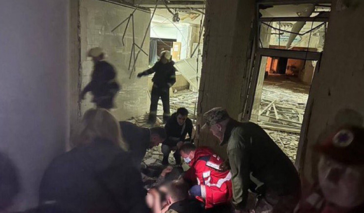 Sună alarmele de raid aerian în Kiev. Trei morți, dintre care un copil, și mai mulți răniți, în bombardamentele de noaptea trecută