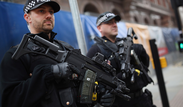 Incident bizar într-un oraș din Anglia. 3 oameni au fost găsiți morți pe stradă, 3 au fost loviți cu o dubă. Un bărbat a fost arestat