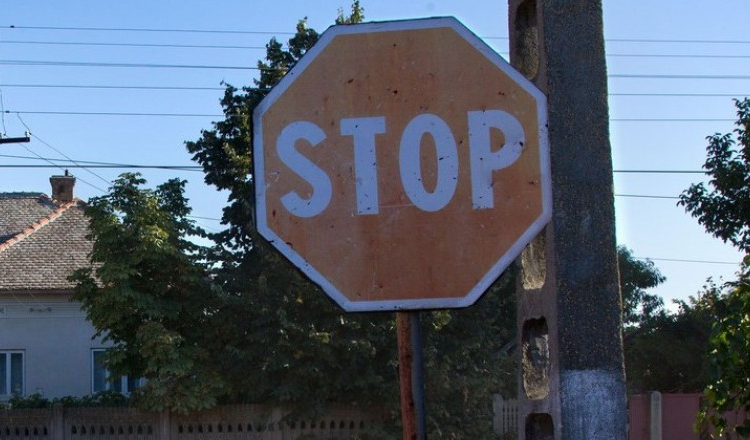 Indicatoare rutiere, furate în Satu Mare. Președintele CJ: „Inconştienţi. Îi iau şi îi transformă în ţăruşi pentru vie”