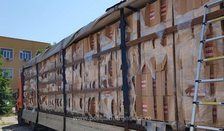 Un bulgar a fost prins în vama Giurgiu cu țigări de 2,3 milioane de euro ascunse în TIR