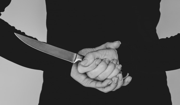 O femeie din Neamț a fost condamnată la 10 ani de închisoare pentru că și-a omorât amantul cu un cuțit de bucătărie