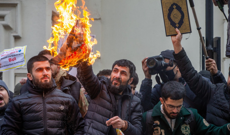 Suedia autorizează protestul anti-islam cu arderea Coranului. Manifestația pune în pericol aderarea statului la NATO