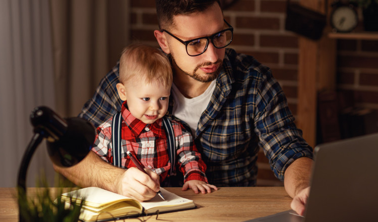 Angajații cu copii de până la 8 ani pot munci de acasă 4 zile pe lună. Lege votată Camera Deputaților