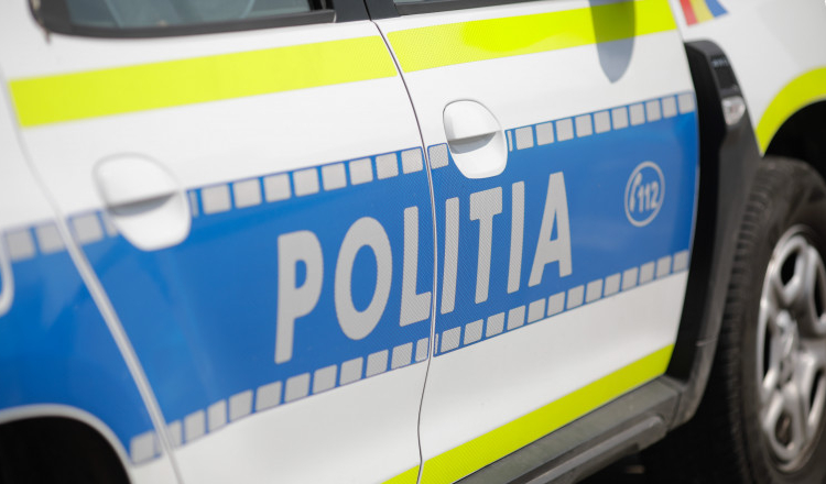 Un tânăr de 18 ani a ameninţat că se sinucide intrând cu mașina într-un TIR. Cum a fost împiedicat să-și ducă gestul până la capăt