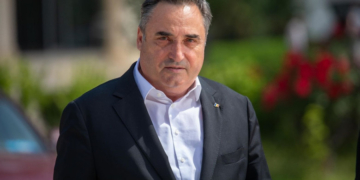 Preşedintele CJ Constanţa, urmărit penal de DNA. Ar fi luat mită plante decorative şi lucrări de amenajare a grădinii