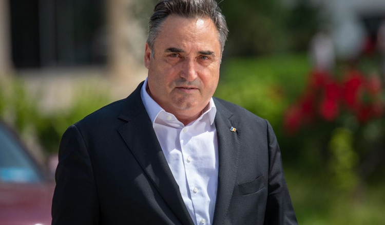 Preşedintele CJ Constanţa, urmărit penal de DNA. Ar fi luat mită plante decorative şi lucrări de amenajare a grădinii