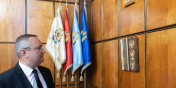 FOTO. Ce lucruri și-a luat Ciucă din biroul de premier și ce cadou îi lasă lui Ciolacu