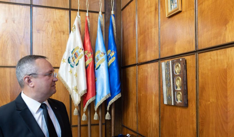 FOTO. Ce lucruri și-a luat Ciucă din biroul de premier și ce cadou îi lasă lui Ciolacu