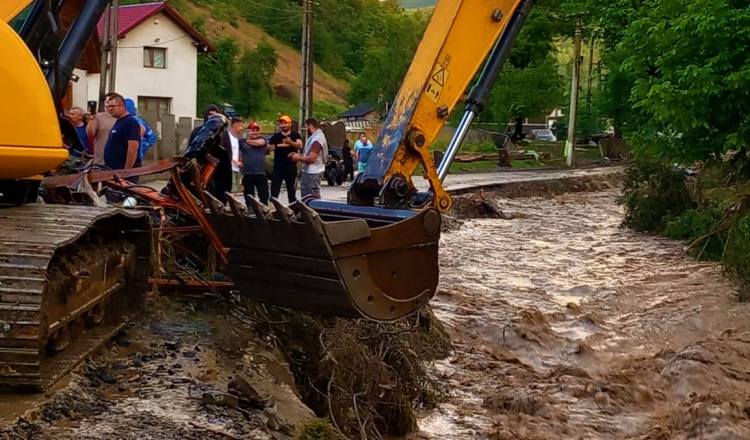 Viituri, inundații, podețe distruse și drumuri blocate de aluviuni. Imaginile dezastrului după codul roșu din ultimele 24 de ore