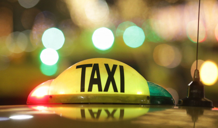 Un taximetrist a sunat la 112, după ce o clientă nu i-a plătit cursa de 21 de lei. Ce a pățit femeia