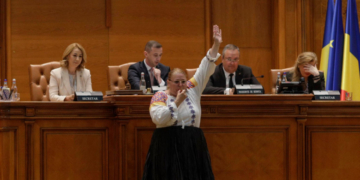 Șoșoacă a făcut circ la plenul în care parlamentarii și-au eliminat pensiile speciale. A fluierat toată ședința și a sunat din clopoțel