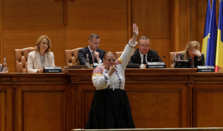 Șoșoacă a făcut circ la plenul în care parlamentarii și-au eliminat pensiile speciale. A fluierat toată ședința și a sunat din clopoțel