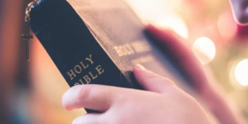 Sfânta Biblie, retrasă din bibliotecile şcolilor pe motiv că ar conţine vulgaritate, violenţă şi sex