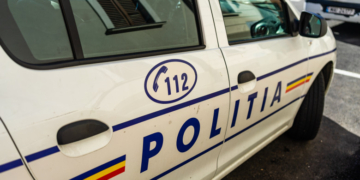 Un bărbat a atacat cu o foarfecă doi copii într-un autobuz. Șoferul l-a oprit pe atacator după ce a văzut scena în oglinda retrovizoare