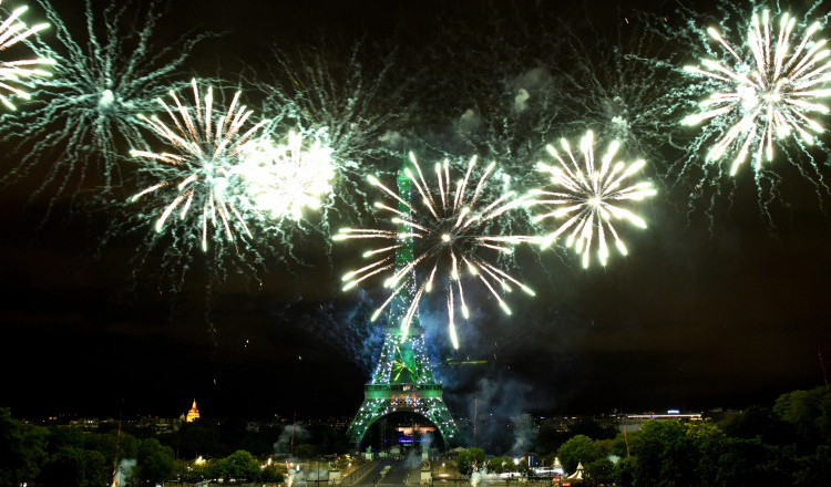 Focurile de artificii interzise de Franța de Ziua Națională au devenit disponibile pe „piața neagră”