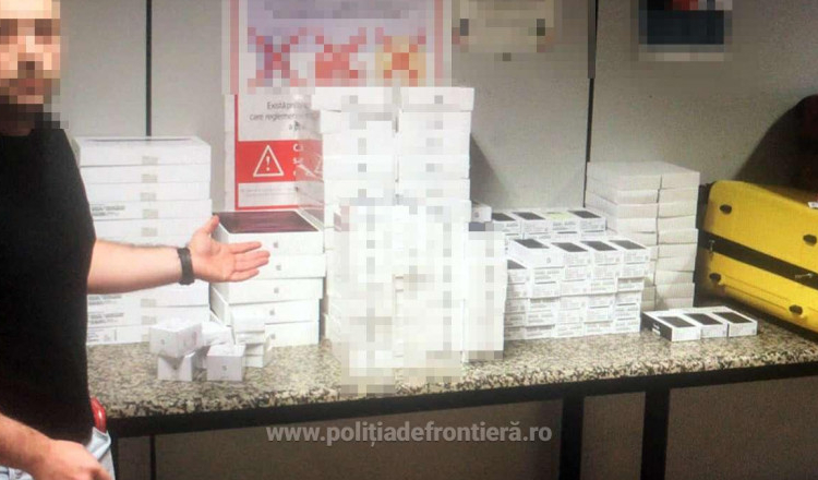 Un român care venea din SUA a încercat să ascundă în bagajul de cală 38 de tablete, 114 telefoane, 22 de ceasuri și 10 căști audio