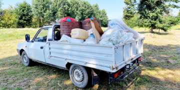 Un bărbat din Dâmbovița a fost amendat cu 30.000 de lei pentru că a aruncat pe câmp deşeuri de la substanţe chimice