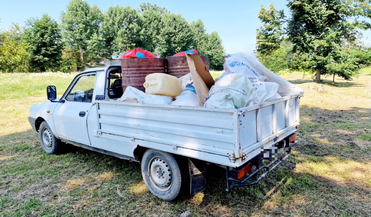 Un bărbat din Dâmbovița a fost amendat cu 30.000 de lei pentru că a aruncat pe câmp deşeuri de la substanţe chimice