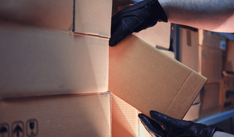 Un tânăr din Cluj-Napoca a fost prins că fura colete de la firma de curierat pentru care lucra. Prejudiciu de mii de lei