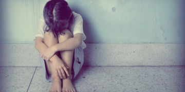 Fetiță de 7 ani, violată de un bărbat de 83 de ani din Dolj. Mama copilei a anunțat poliția