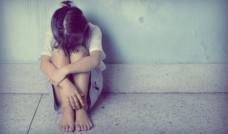 Fetiță de 7 ani, violată de un bărbat de 83 de ani din Dolj. Mama copilei a anunțat poliția