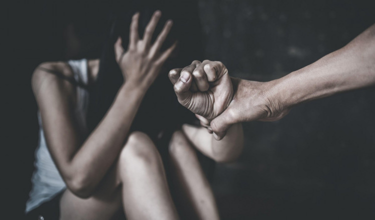 O femeie a fost folosită ca sclavă de soțul ei și rudele sale într-o casă din Londra. O forțau să bea ulei de motor drept pedeapsă