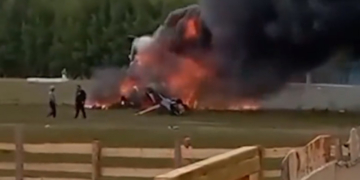 Un elicopter Mi-8 s-a prăbușit după ce a lovit fire electrice în timpul aterizării, în Siberia. Șase morți și mai mulți răniți