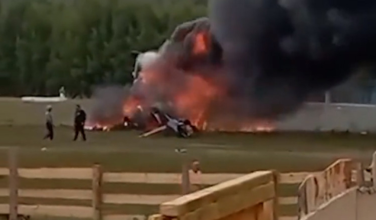 Un elicopter Mi-8 s-a prăbușit după ce a lovit fire electrice în timpul aterizării, în Siberia. Șase morți și mai mulți răniți