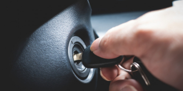 Tânăr fără permis, reținut de polițiști pentru că a furat o mașină, s-a plimbat cu ea și a înapoiat-o stricată. Cum a fost prins