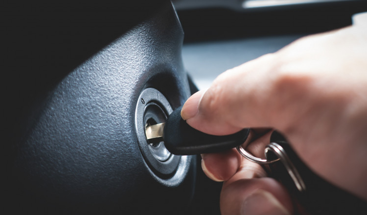 Tânăr fără permis, reținut de polițiști pentru că a furat o mașină, s-a plimbat cu ea și a înapoiat-o stricată. Cum a fost prins