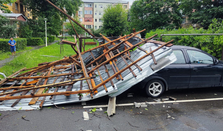 Vijelie puternică în Hunedoara. Acoperișuri smulse de vânt, mașini avariate și mai multe drumuri din județ, blocate de copacii căzuți
