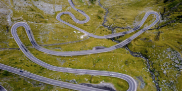 Transfăgărăşanul este blocat din cauza căderilor de pietre de pe versanți