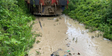 Trenuri blocate în Suceava, după ce linia de cale ferată a fost acoperită de apă, nisip și pietriș