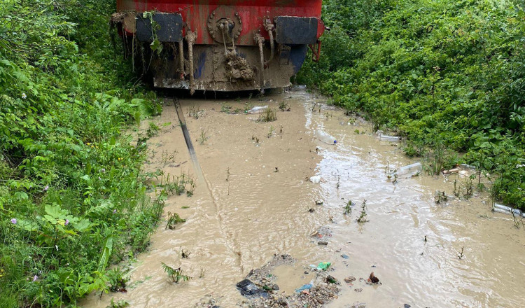 Trenuri blocate în Suceava, după ce linia de cale ferată a fost acoperită de apă, nisip și pietriș