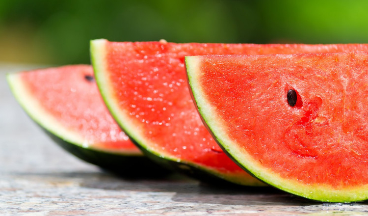 Lista alimentelor recomandate pe timp de caniculă. De ce trebuie să ne ferim de înghețată și de băuturile reci