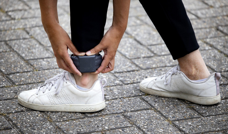 Guvernul a aprobat un proiect de lege pentru protejarea victimelor violenței împotriva agresorilor. Legea introduce brățara electronică