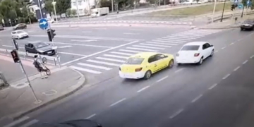 Accident spectaculos în Iași: Un taxi s-a răsturnat după ce a lovit altă mașină