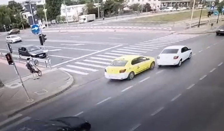 Accident spectaculos în Iași: Un taxi s-a răsturnat după ce a lovit altă mașină