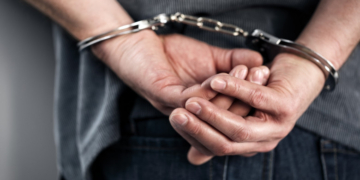 Un bărbat din București a dat foc unei mașini fără motiv. Cu o săptămână în urmă, făcea gesturi cu tentă sexuală într-o intersecție