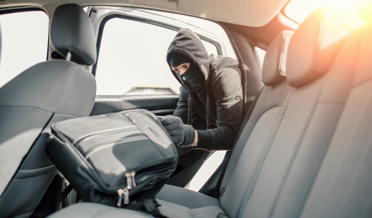 O fetiță din Iași a rămas fără aparatul auditiv, după ce un hoț i-a furat mamei ei rucsacul. Familia era în vacanță pe litoral