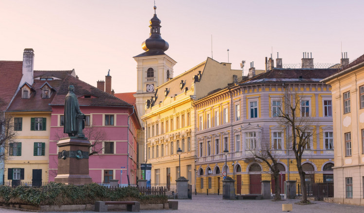 Un tânăr de 23 de ani a fost omorât în plină stradă, la Sibiu. Criminalul a fost găsit de polițiști și este reținut