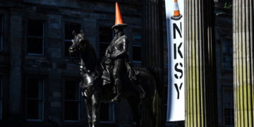 Banksy a adus încasări record la Glasgow. Artistul așteaptă sugestii pentru următoarele destinații ale expoziției „Cut and Run”
