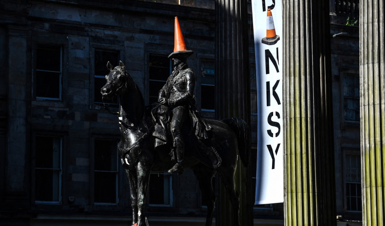 Banksy a adus încasări record la Glasgow. Artistul așteaptă sugestii pentru următoarele destinații ale expoziției „Cut and Run”