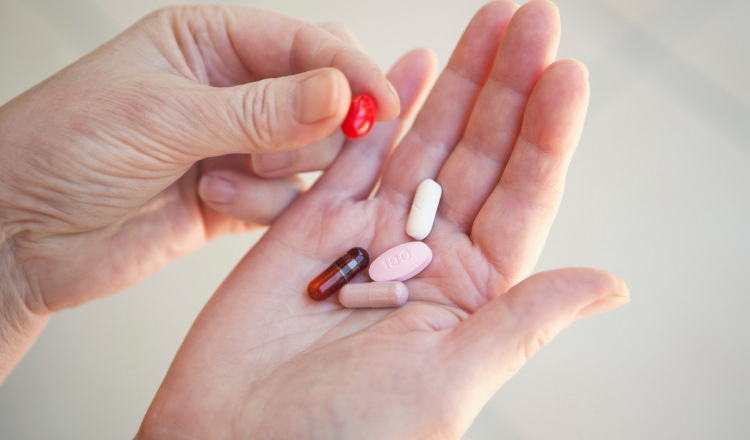 Un bărbat din Neamț a fost păcălit de o prietenă că are cancer. I-a plătit 60.000 de euro pentru pastile care erau de fapt suplimente