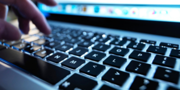 Alerte cu bombă în tribunale și spitale. Polițiștii îi caută pe cei care trimit de două zile emailuri de amenințare